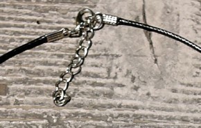 Halskette mit verstellbarem Verschluss Krankheit Logo